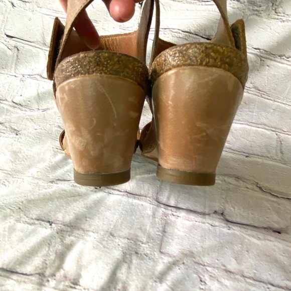 Taos Carousel Tan Wedges - Picture 5 of 16